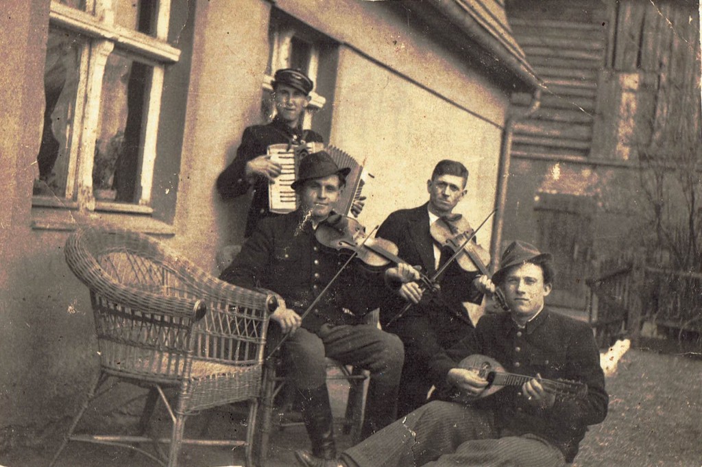 Kapela z Brojc, fotografia z przełomu lat 40 i 50.